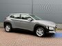 Hyundai Kona 1.0 T-GDI Comfort / Achteruitrijcamera / Apple CarPlay & Android Auto / Rijstrookassistent / Cruise control / Parkeersensoren achter / Lichtmetalen velgen / LED-dagrijverlichting / Multifunctioneel stuurwiel / Bluetooth / Airconditioning / Elektrisch verstelbare buitenspiegels / Elektrische ramen / Centrale deurvergrendeling met afstandsbediening / 6-versnellingsbak /