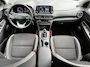 Hyundai Kona 1.0 T-GDI Comfort / Achteruitrijcamera / Apple CarPlay & Android Auto / Rijstrookassistent / Cruise control / Parkeersensoren achter / Lichtmetalen velgen / LED-dagrijverlichting / Multifunctioneel stuurwiel / Bluetooth / Airconditioning / Elektrisch verstelbare buitenspiegels / Elektrische ramen / Centrale deurvergrendeling met afstandsbediening / 6-versnellingsbak /