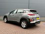 Hyundai Kona 1.0 T-GDI Comfort / Achteruitrijcamera / Apple CarPlay & Android Auto / Rijstrookassistent / Cruise control / Parkeersensoren achter / Lichtmetalen velgen / LED-dagrijverlichting / Multifunctioneel stuurwiel / Bluetooth / Airconditioning / Elektrisch verstelbare buitenspiegels / Elektrische ramen / Centrale deurvergrendeling met afstandsbediening / 6-versnellingsbak /