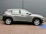 Hyundai Kona 1.0 T-GDI Comfort / Achteruitrijcamera / Apple CarPlay & Android Auto / Rijstrookassistent / Cruise control / Parkeersensoren achter / Lichtmetalen velgen / LED-dagrijverlichting / Multifunctioneel stuurwiel / Bluetooth / Airconditioning / Elektrisch verstelbare buitenspiegels / Elektrische ramen / Centrale deurvergrendeling met afstandsbediening / 6-versnellingsbak /