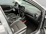 Hyundai Kona 1.0 T-GDI Comfort / Achteruitrijcamera / Apple CarPlay & Android Auto / Rijstrookassistent / Cruise control / Parkeersensoren achter / Lichtmetalen velgen / LED-dagrijverlichting / Multifunctioneel stuurwiel / Bluetooth / Airconditioning / Elektrisch verstelbare buitenspiegels / Elektrische ramen / Centrale deurvergrendeling met afstandsbediening / 6-versnellingsbak /