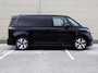 Volkswagen ID. Buzz Cargo Bulli Limited Edition 79 kWh 286PK | December rijden | 360 Camera | Navigatie via Apple carplay  | Trekhaak | Bijrijdersbank | LED Matrix | Alarm | 19 inch Lm velgen |