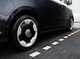 Volkswagen ID. Buzz Bedrijfswagens Pro Bulli Limited Edition 86kWh 286PK | 7 persoons | Panoramadak | Navigatie | 360 Camera | Trekhaak | Elektrische achterklep | Softclose schuifdeuren | 20 inch Lm velgen |