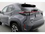 Toyota Yaris Cross 1.5 Hybrid 130 First Edition | Rijklaar! | Facelift! | Storm Grey | Camera | Stoel- Stuurverw. | Adapt. Cruise | Keyless |