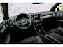 Volvo EX40 Single Motor Extended Range Ultra Black Edition Europa | Trekhaak | Harman Kardon audio | Trekhaak | 20" | Schuif-/kanteldak | Getint Glas | Elektrische stoelverstelling | Nubuck bekleding | Adaptive Cruise Control | Dodehoekdetectie |