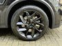 Lynk & Co 01 1.5 PHEV 261pk Blackline | Zwarte hemel | Rolhoes | 360 camera | Panoramadak | 20 inch velgen | Adaptieve cruise | Navigatie | CarPlay | Keyless | LED | DAB | Infinity | Stoelverwarming | Elektrische achterklep | Volledig dealeronderhouden | Fabrieksgarantie