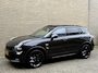 Lynk & Co 01 1.5 PHEV 261pk Blackline | Zwarte hemel | Rolhoes | 360 camera | Panoramadak | 20 inch velgen | Adaptieve cruise | Navigatie | CarPlay | Keyless | LED | DAB | Infinity | Stoelverwarming | Elektrische achterklep | Volledig dealeronderhouden | Fabrieksgarantie