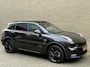 Lynk & Co 01 1.5 PHEV 261pk Blackline | Zwarte hemel | Rolhoes | 360 camera | Panoramadak | 20 inch velgen | Adaptieve cruise | Navigatie | CarPlay | Keyless | LED | DAB | Infinity | Stoelverwarming | Elektrische achterklep | Volledig dealeronderhouden | Fabrieksgarantie