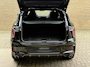 Lynk & Co 01 1.5 PHEV 261pk Blackline | Zwarte hemel | Rolhoes | 360 camera | Panoramadak | 20 inch velgen | Adaptieve cruise | Navigatie | CarPlay | Keyless | LED | DAB | Infinity | Stoelverwarming | Elektrische achterklep | Volledig dealeronderhouden | Fabrieksgarantie