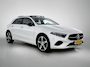 Mercedes-Benz A-klasse 250e Luxury line | Night pakket | Panorama schuifdak | parkeer pakket en achtercamera | Inclusief 24 maanden Mercedes-Benz Certified garantie voor Europa.