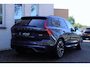 Volvo XC60 2.0 T8 Plug-in hybrid AWD Ultra Dark Exec. Ed. Nieuwe Auto | Bowers & Wilkins | Head-up Display | Luchtvering | Gelaagde Zijruiten | Panoramisch Schuif-/Kanteldak | Visual Park Assist incl. 360° Camera | Nappa Lederen Bekleding | Stoelventilatie Voorin | Stuurverwarming | Stoelverwarming Voor en Achter | Massagefunctie Voorin | 21-Inch Lichtmetalen Velgen | Adaptieve Cruise Control | Pilot Assist | BLIS | Elektrische Achterklep | Elektrisch Verstelbare Voorstoelen Met Memory | Getint Glas | Charcoal Hemelbekleding |