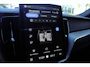 Volvo XC60 2.0 T8 Plug-in hybrid AWD Ultra Dark Exec. Ed. Nieuwe Auto | Bowers & Wilkins | Head-up Display | Luchtvering | Gelaagde Zijruiten | Panoramisch Schuif-/Kanteldak | Visual Park Assist incl. 360° Camera | Nappa Lederen Bekleding | Stoelventilatie Voorin | Stuurverwarming | Stoelverwarming Voor en Achter | Massagefunctie Voorin | 21-Inch Lichtmetalen Velgen | Adaptieve Cruise Control | Pilot Assist | BLIS | Elektrische Achterklep | Elektrisch Verstelbare Voorstoelen Met Memory | Getint Glas | Charcoal Hemelbekleding |