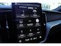 Volvo XC60 2.0 T8 Plug-in hybrid AWD Ultra Dark Exec. Ed. Nieuwe Auto | Bowers & Wilkins | Head-up Display | Luchtvering | Gelaagde Zijruiten | Panoramisch Schuif-/Kanteldak | Visual Park Assist incl. 360° Camera | Nappa Lederen Bekleding | Stoelventilatie Voorin | Stuurverwarming | Stoelverwarming Voor en Achter | Massagefunctie Voorin | 21-Inch Lichtmetalen Velgen | Adaptieve Cruise Control | Pilot Assist | BLIS | Elektrische Achterklep | Elektrisch Verstelbare Voorstoelen Met Memory | Getint Glas | Charcoal Hemelbekleding |