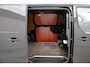 Toyota ProAce Worker 2.0 D-4D L1 Professional | Trekhaak | Dodehoek detectie | Stoel-/stuurverwarming | Dubbele schuifdeur | Navigatie | Apple Carplay / Android Auto | Keyless | Parkeersensoren voor/achter | Camera | LED koplampen | 17 inch | 3-zits | Betonplex | Triplex beplating