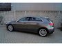 Mercedes-Benz A-klasse 180 Advantage Autom Half Leder Sportst Stoelverw Navi Camera Clima Apple Carplay Cruis 2x PDC LMV ENZ