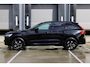 Volvo XC60 T6 Plug-in hybrid AWD Ultra Black Edition | Head-up display | Adaptive Cruise & Pilot Assist | Luchtvering | Panoramisch Schuif-/Kanteldak | 360-Camera | Harman Kardon Premium Audio | Draadloze Telefoonlader