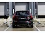 Volvo XC60 T6 Plug-in hybrid AWD Ultra Black Edition | Head-up display | Adaptive Cruise & Pilot Assist | Luchtvering | Panoramisch Schuif-/Kanteldak | 360-Camera | Harman Kardon Premium Audio | Draadloze Telefoonlader