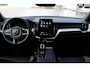 Volvo XC60 T6 Plug-in hybrid AWD Ultra Black Edition | Head-up display | Adaptive Cruise & Pilot Assist | Luchtvering | Panoramisch Schuif-/Kanteldak | 360-Camera | Harman Kardon Premium Audio | Draadloze Telefoonlader