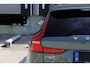 Volvo V60 T6 Plug-in hybrid AWD Plus Dark | Head-up Display | Panoramadak | 360 Graden Camera | 19-Inch Lichtmetalen Velgen | Getint Glas Achter | Nappa Leder/Open Grid Textiel Bekleding| Adaptieve Cruise Control | Pilot Assist | Keyless Entry | Elektrische Achterklep | Stuurverwarming | Stoelverwarming Voor en Achter
