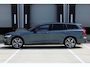 Volvo V60 T6 Plug-in hybrid AWD Plus Dark | Head-up Display | Panoramadak | 360 Graden Camera | 19-Inch Lichtmetalen Velgen | Getint Glas Achter | Nappa Leder/Open Grid Textiel Bekleding| Adaptieve Cruise Control | Pilot Assist | Keyless Entry | Elektrische Achterklep | Stuurverwarming | Stoelverwarming Voor en Achter
