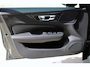 Volvo V60 T6 Plug-in hybrid AWD Plus Dark | Head-up Display | Panoramadak | 360 Graden Camera | 19-Inch Lichtmetalen Velgen | Getint Glas Achter | Nappa Leder/Open Grid Textiel Bekleding| Adaptieve Cruise Control | Pilot Assist | Keyless Entry | Elektrische Achterklep | Stuurverwarming | Stoelverwarming Voor en Achter