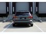 Volvo V60 T6 Plug-in hybrid AWD Plus Dark | Head-up Display | Panoramadak | 360 Graden Camera | 19-Inch Lichtmetalen Velgen | Getint Glas Achter | Nappa Leder/Open Grid Textiel Bekleding| Adaptieve Cruise Control | Pilot Assist | Keyless Entry | Elektrische Achterklep | Stuurverwarming | Stoelverwarming Voor en Achter