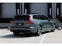 Volvo V60 T6 Plug-in hybrid AWD Plus Dark | Head-up Display | Panoramadak | 360 Graden Camera | 19-Inch Lichtmetalen Velgen | Getint Glas Achter | Nappa Leder/Open Grid Textiel Bekleding| Adaptieve Cruise Control | Pilot Assist | Keyless Entry | Elektrische Achterklep | Stuurverwarming | Stoelverwarming Voor en Achter