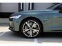 Volvo V60 T6 Plug-in hybrid AWD Plus Dark | Head-up Display | Panoramadak | 360 Graden Camera | 19-Inch Lichtmetalen Velgen | Getint Glas Achter | Nappa Leder/Open Grid Textiel Bekleding| Adaptieve Cruise Control | Pilot Assist | Keyless Entry | Elektrische Achterklep | Stuurverwarming | Stoelverwarming Voor en Achter