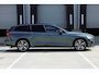 Volvo V60 T6 Plug-in hybrid AWD Plus Dark | Head-up Display | Panoramadak | 360 Graden Camera | 19-Inch Lichtmetalen Velgen | Getint Glas Achter | Nappa Leder/Open Grid Textiel Bekleding| Adaptieve Cruise Control | Pilot Assist | Keyless Entry | Elektrische Achterklep | Stuurverwarming | Stoelverwarming Voor en Achter