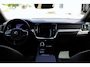 Volvo V60 T6 Plug-in hybrid AWD Plus Dark | Head-up Display | Panoramadak | 360 Graden Camera | 19-Inch Lichtmetalen Velgen | Getint Glas Achter | Nappa Leder/Open Grid Textiel Bekleding| Adaptieve Cruise Control | Pilot Assist | Keyless Entry | Elektrische Achterklep | Stuurverwarming | Stoelverwarming Voor en Achter