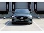 Volvo V60 T6 Plug-in hybrid AWD Plus Dark | Head-up Display | Panoramadak | 360 Graden Camera | 19-Inch Lichtmetalen Velgen | Getint Glas Achter | Nappa Leder/Open Grid Textiel Bekleding| Adaptieve Cruise Control | Pilot Assist | Keyless Entry | Elektrische Achterklep | Stuurverwarming | Stoelverwarming Voor en Achter