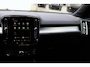 Volvo XC40 B4 Plus Black Edition | Verwarmbare voorstoelen | Verwarmbaar stuurwiel | Premium audio by Harman Kardon | Panoramadak | Rondom zichtcamera | Verwarmbare voorruit | 20 inch Lichtmetalen velgen | Alarmklasse 3