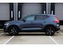 Volvo XC40 B4 Plus Black Edition | Verwarmbare voorstoelen | Verwarmbaar stuurwiel | Premium audio by Harman Kardon | Panoramadak | Rondom zichtcamera | Verwarmbare voorruit | 20 inch Lichtmetalen velgen | Alarmklasse 3