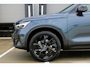Volvo XC40 B4 Plus Black Edition | Verwarmbare voorstoelen | Verwarmbaar stuurwiel | Premium audio by Harman Kardon | Panoramadak | Rondom zichtcamera | Verwarmbare voorruit | 20 inch Lichtmetalen velgen | Alarmklasse 3