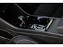 Volvo XC40 B4 Plus Black Edition | Verwarmbare voorstoelen | Verwarmbaar stuurwiel | Premium audio by Harman Kardon | Panoramadak | Rondom zichtcamera | Verwarmbare voorruit | 20 inch Lichtmetalen velgen | Alarmklasse 3