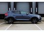 Volvo XC40 B4 Plus Black Edition | Verwarmbare voorstoelen | Verwarmbaar stuurwiel | Premium audio by Harman Kardon | Panoramadak | Rondom zichtcamera | Verwarmbare voorruit | 20 inch Lichtmetalen velgen | Alarmklasse 3