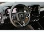 Volvo XC40 B4 Plus Black Edition | Verwarmbare voorstoelen | Verwarmbaar stuurwiel | Premium audio by Harman Kardon | Panoramadak | Rondom zichtcamera | Verwarmbare voorruit | 20 inch Lichtmetalen velgen | Alarmklasse 3
