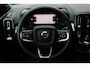Volvo XC40 B4 Plus Black Edition | Verwarmbare voorstoelen | Verwarmbaar stuurwiel | Premium audio by Harman Kardon | Panoramadak | Rondom zichtcamera | Verwarmbare voorruit | 20 inch Lichtmetalen velgen | Alarmklasse 3