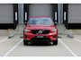 Volvo XC40 T4 Recharge Inscription | Premium audio by Harman Kardon | Adaptieve cruise control | Elektrische voorstoelen | Verwarmbare voorruit | Draadloze telefoonlader  | Extra getint glas achter |