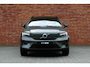 Volvo EX40 Single Motor Extended Range Ultra Europa 82 kWh | 45th Anniversary Edition | Panoramisch schuif-/ kanteldak | Harman Kardon | Elektrisch verstelbare voorstoelen met geheugen functie | 5 jaar garantie - (2 jaar extra fabrieksgarantie) | 20 inch lichtmetalen velgen | Extra getint glas achter | Verwarmde voorstoelen en stuurwiel | Pilot assist | Adaptieve cruise control