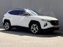 Hyundai Tucson 1.6 T-GDI PHEV Premium 4WD / Dealer Onderhouden / SOH 100 % / Lederen Bekleding / Navigatie / Electr. Stoelen met Geheugen / Stoelventilatie / Stuur-, Stoel- & Achterbankverwarming / Apple Carplay & Android Auto /