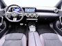 Mercedes-Benz A-klasse 250 e Business Solution AMG | Panoramadak | Trekhaak | Alarm | Sfeerverlichting | Keyless Go | Stuur en Stoelverwarming | CarPlay Inclusief 24 maanden Mercedes-Benz Certified garantie voor Europa.