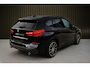 BMW X1 xDrive20i High Executive M Sport | Panoramadak | Harman Kardon | Head-Up Display | Stoelverwarming | Keyless | Camera | Adaptive Cruise Control | Ambiance Verlichting | Parkeersensoren | DAB | Trekhaak