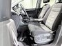 Volkswagen Touran 1.4 TSI Highline | Carplay | Achteruitrijcamera | Panoramisch-schuifdak | Parkeersensoren voor + Achter | Stoelverwarming | Navigatie | Adaptieve cruise control |