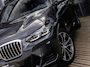 BMW X3 xDrive30e High Executive | M-SPORT | 20 INCH | HARMAN KARDON | PANORAMA/SCHUIF-KANTELDAK | ADAPTIVE CRUISE CONTROL | HEAD-UP | STOELMEMORY | KEYLESS | SOPHISTOGRAU |