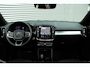 Volvo XC40 B3 Mild Hybrid Ultra Dark Black Edition | Lighting Pack | Verwarmbare Voorruit | Panoramisch Schuif-/Kanteldak | Trekhaak Semi Elektrisch Inklapbaar | Harman/Kardon | Elektrisch Verstelbare Stoelen Met Memory | Keyless | Elektrische Achterklep | 20-Inch Lichtmetalen | Verwarmbare Voorstoelen | Stuurverwarming | Adaptieve Cruise Control | Pilot Assist | Visual Park Assist incl. 360° Camera |