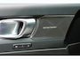 Volvo XC40 B3 Mild Hybrid Ultra Dark Black Edition | Lighting Pack | Verwarmbare Voorruit | Panoramisch Schuif-/Kanteldak | Trekhaak Semi Elektrisch Inklapbaar | Harman/Kardon | Elektrisch Verstelbare Stoelen Met Memory | Keyless | Elektrische Achterklep | 20-Inch Lichtmetalen | Verwarmbare Voorstoelen | Stuurverwarming | Adaptieve Cruise Control | Pilot Assist | Visual Park Assist incl. 360° Camera |