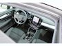 Volvo XC40 B3 Mild Hybrid Ultra Dark Black Edition | Lighting Pack | Verwarmbare Voorruit | Panoramisch Schuif-/Kanteldak | Trekhaak Semi Elektrisch Inklapbaar | Harman/Kardon | Elektrisch Verstelbare Stoelen Met Memory | Keyless | Elektrische Achterklep | 20-Inch Lichtmetalen | Verwarmbare Voorstoelen | Stuurverwarming | Adaptieve Cruise Control | Pilot Assist | Visual Park Assist incl. 360° Camera |