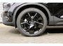 Volvo XC40 B3 Mild Hybrid Ultra Dark Black Edition | Lighting Pack | Verwarmbare Voorruit | Panoramisch Schuif-/Kanteldak | Trekhaak Semi Elektrisch Inklapbaar | Harman/Kardon | Elektrisch Verstelbare Stoelen Met Memory | Keyless | Elektrische Achterklep | 20-Inch Lichtmetalen | Verwarmbare Voorstoelen | Stuurverwarming | Adaptieve Cruise Control | Pilot Assist | Visual Park Assist incl. 360° Camera |
