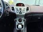 Ford Fiesta 1.25i Titanium 5-Deurs 82 PK. Distributieriem en waterpomp vervangen bij 93.000 KM !!! Prachtige kleurcombinatie !! Alle keuringen toegestaan !